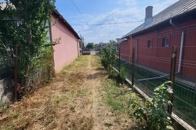 Teren 1.100 mp cu Casă Bătrânească – Acces din Dn – Oportunitate Pentru Investiție sau Construcție, fotografia 3